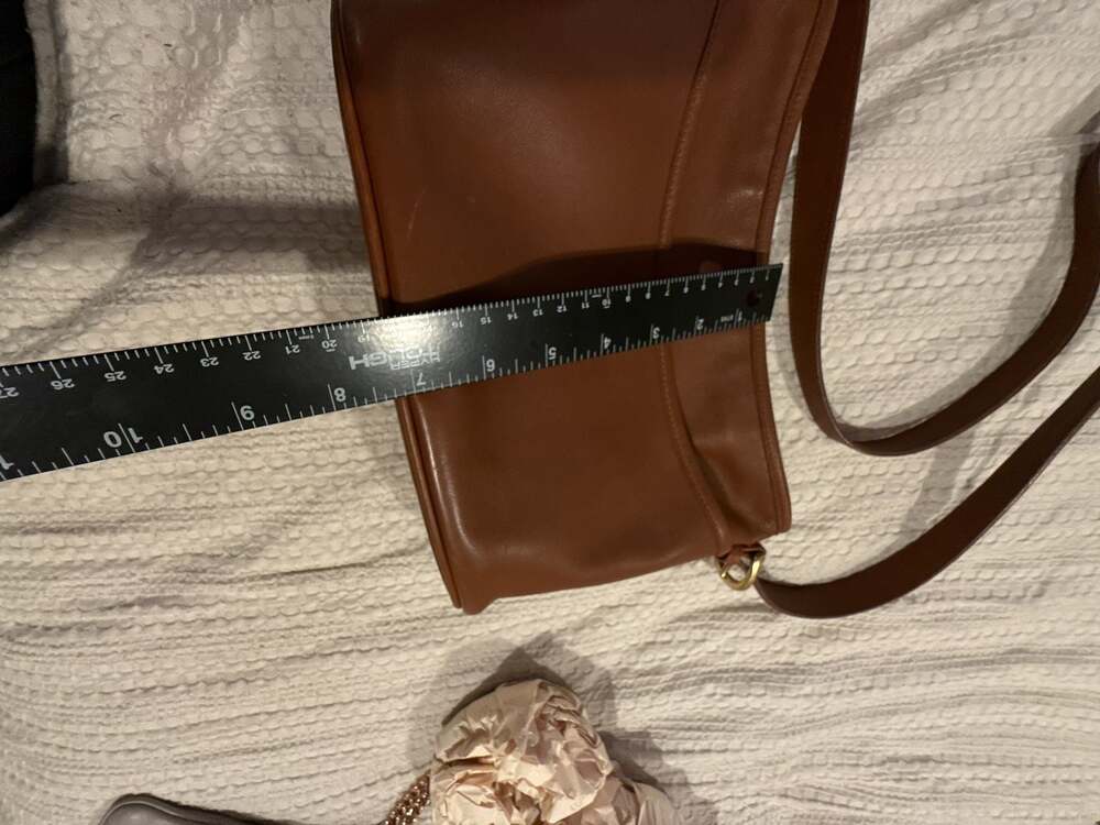 Vintage Coach Leather Shoulder Bag in British Tan - Picture 7 of 12